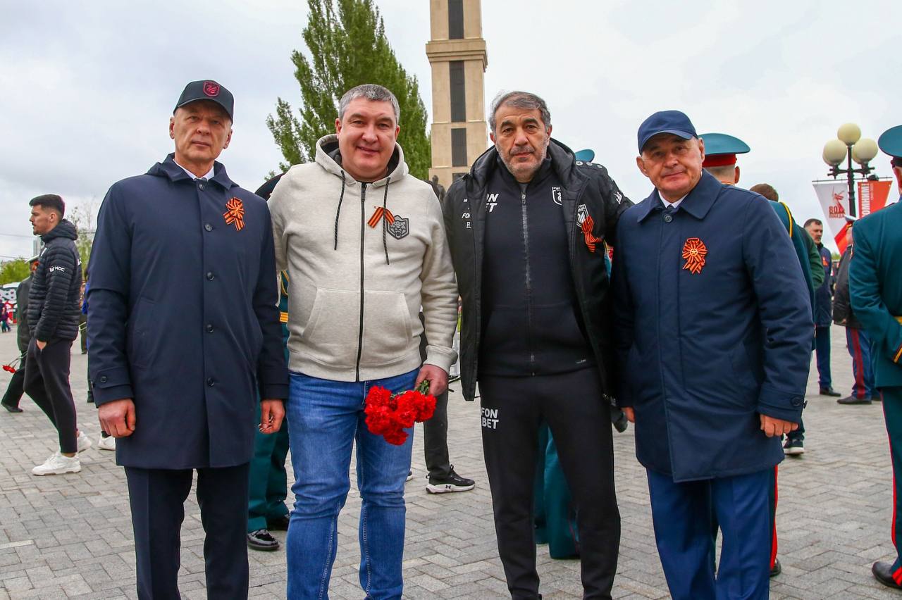 Профессиональные клубы «Рубин» и «Ак Барс» приняли участие в праздничных мероприятиях Спортсмены возложили цветы к Вечному огню. В совместной акции выступили главные тренеры футбольного клуба «Рубин» Рашид Рахимов и хоккейного клуба «Ак Барс» Анвар Гатиятуллин. Ведущие спортивные команды объединяют давние дружеские отношения. Игроки нередко посещают домашние матчи друг друга. «Поздравляю всех с днем Великой Победы, – обратился к собравшимся президент правления АНО ФК «Рубин» Марат Сафиуллин. – Тот подвиг наших отцов, дедов никогда не будет забыт, всегда будет в наших сердцах. С праздником, с днем Великой Победы!» Помимо руководителей, футбольный клуб представляли игроки и тренеры основной и женской команд, а также «Рубина-2» и воспитанники клубной академии. ХК «Ак Барс» обратился к жителям республики со следующим воззванием: «Этот день знаменует великий подвиг советского народа, отдавшего свои жизни за свободу и независимость Родины. Героизм, мужество и самоотверженность солдат, тружеников тыла и медиков стали символами беззаветной любви к Отечеству. Мы преклоняемся перед подвигом поколения Победителей, храня память о тех, кто не вернулся с полей сражений». -24 Отправить новость