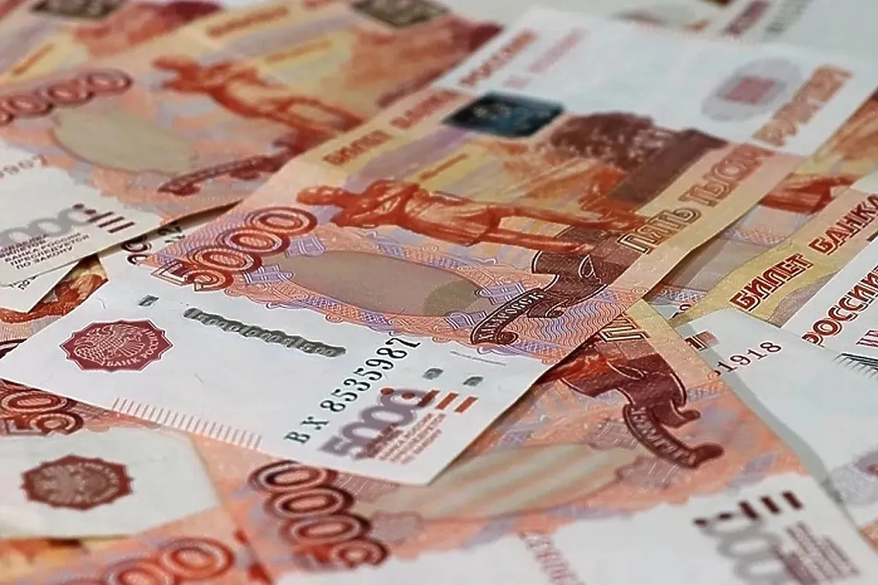 ФСБ задержала на Урале курьера с украденными у пенсионерки 30 млн рублей Курчатовский районный суд Челябинска приговорил курьера мошенников который пытался похитить у пенсионерки 30 миллионов рублей Ему назначили три года колонии Судебная инстанция приговорила мужчину к трём годам колонии общего режима сообщили в пресс службе УФСБ по региону Курьера задержали сотрудники ФСБ Следователи ГСУ ГУ МВД по региону установили что парень специализировался на дистанционном мошенничестве В пресс службе областного главка уточнили что в один из дней он приехал к челябинской пенсионерке под видом сотрудника госструктур и забрал у неё заранее приготовленные 30 миллионов Силовикам удалось перехватили его пишет Ura Ru uralweb ru