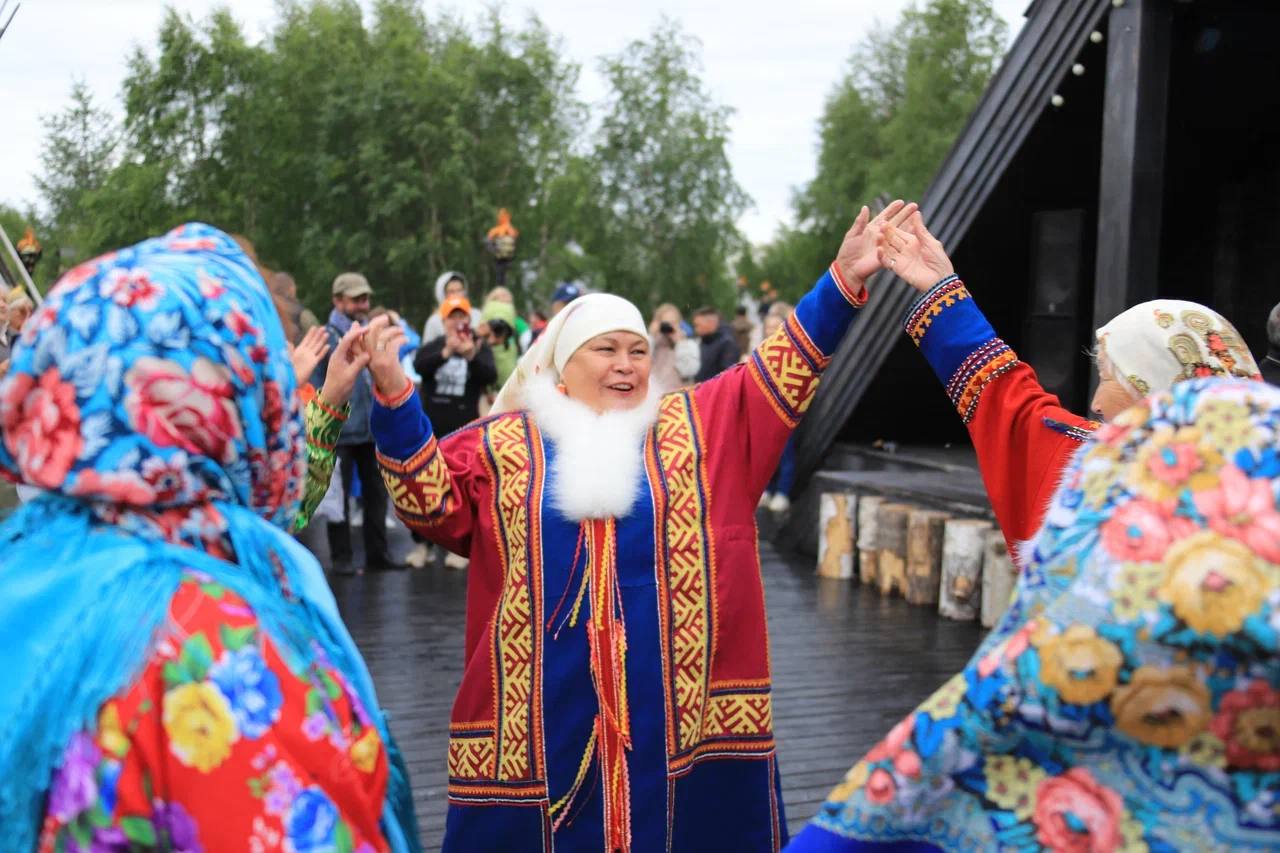 День рыбака отметили на Ямале с размахом В Кутопьюгане праздник открыл глава Надымского района Дмитрий Жаромских, наградив ветеранов отрасли. В программе были дегустация ухи и награждение лучших рыбаков. В Красноселькупском районе провели конкурс на самый большой улов на реке Таз. В Горнокнязевске лучших рыбаков наградили благодарственными письмами, угостив ухой по старинным рецептам. В Тазовском районе также прошли конкурсы и спортивные состязания. : Телеграм / Администрация Салехарда Подписаться Прислать новость Дать «буст»