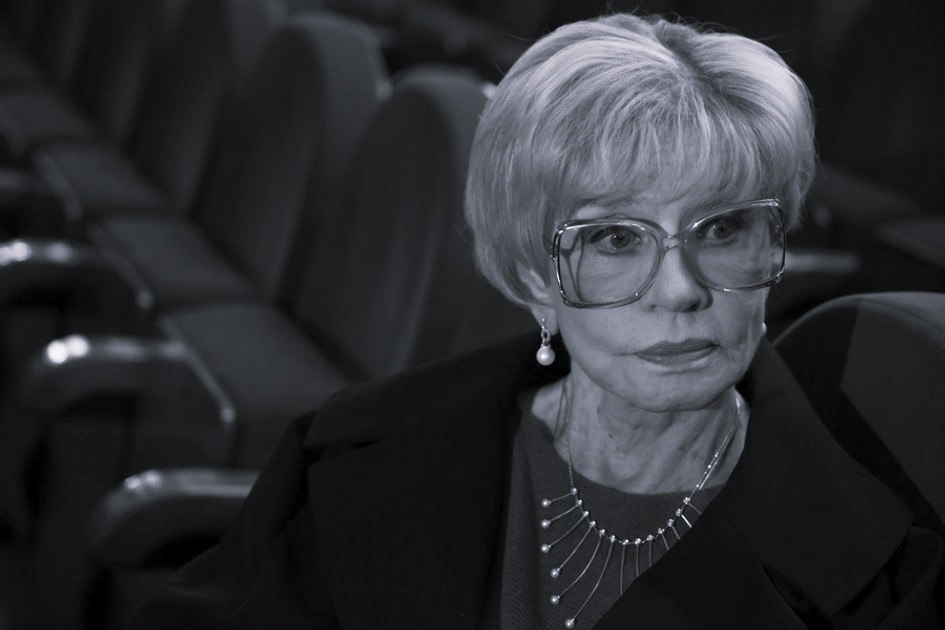 Народная артистка РФ Вера Алентова умерла в возрасте 83 лет О смерти актрисы сообщает Театр имени Пушкина в котором Алентова служила 60 лет Незадолго до этого артистке стало плохо во время церемонии прощания с её коллегой Анатолием Лобоцким откуда её экстренно госпитализировали Мировую славу Вере Алентовой принесла роль в оскароносном фильме её супруга Владимира Меньшова Москва слезам не верит где она исполнила главную роль KazanFirst в бот