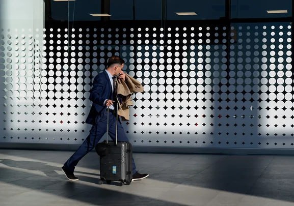 Участники страхового рынка отмечают что корпоративные клиенты впервые за несколько лет снижают лимиты и сокращают покрытие в имущественном страховании RENI RGSS Во многом она продиктована повышением цен на страховые услуги и в том числе связана с повышенными выплатами в прошлом году Такое поведение клиентов может привести к обострению конкуренции и пересмотру политики вознаграждения агентов и брокеров jkinvest news jkinvest