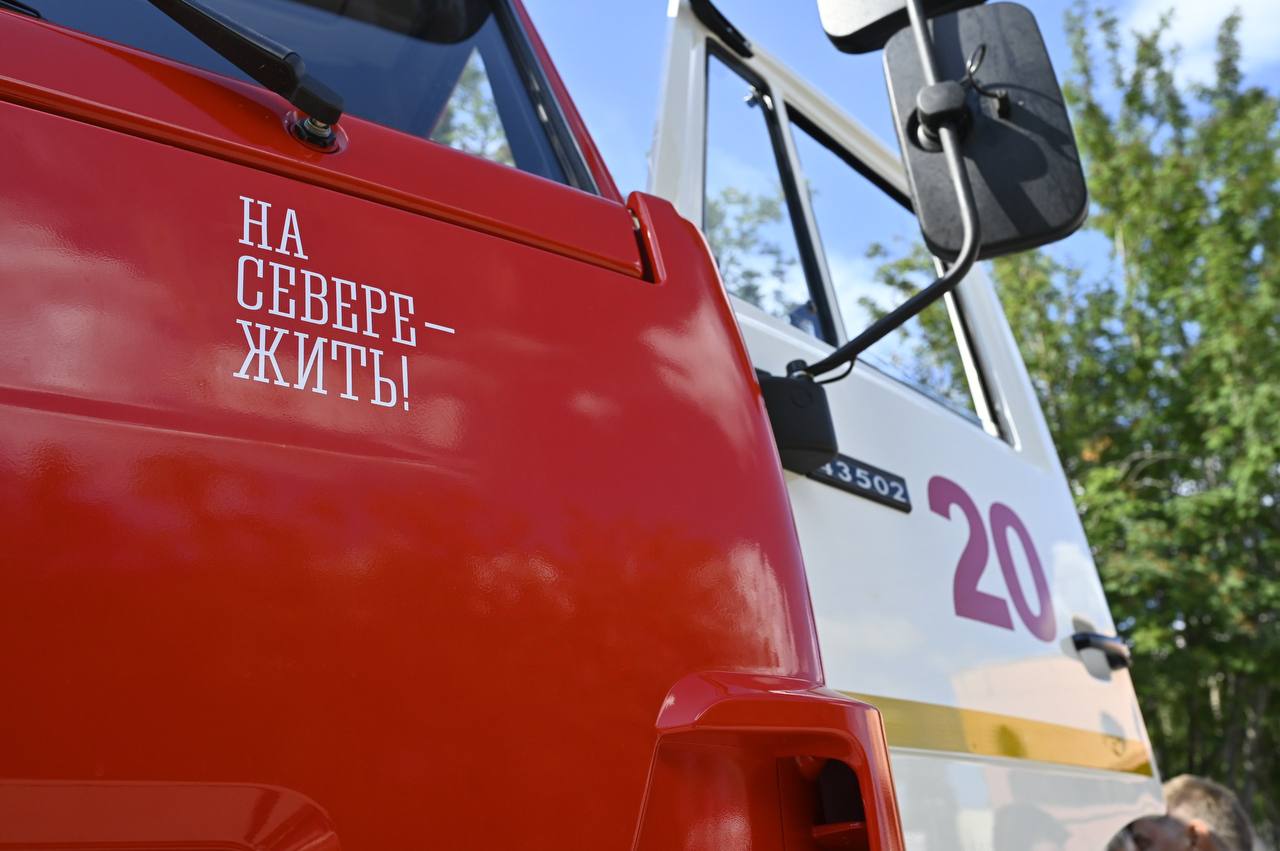 По инициативе губернатора Мурманской области Андрея Чибиса в рамках плана На Севере жить в 2025 году приобретена пожарная техника и оборудование на сумму более 69 2 млн рублей В Мурманской области успешно развивается система народных дружин Сегодня это 23 объединения и 223 участника которые помогают полиции следить за порядком и получают за это вознаграждение В 2025 году дружинникам выплатили более 6 5 млн рублей За год они обеспечили безопасность на 890 массовых мероприятиях от Нового года и Крещения до Дня Победы и Международного арктического форума Преступности стало меньше Совместная работа полиции и дружин дала результаты 19 1 преступлений в общественных местах 5 9 повторных правонарушений 6 3 тяжких и особо тяжких преступлений 22 5 преступлений в состоянии алкогольного опьянения Поддержка и новые решения По плану губернатора На Севере жить регион направил более 42 млн рублей на обеспечение УМВД техникой и оборудованием 69 2 млн рублей на современную пожарную технику автоцистерны пенообразователи инвентарь альпинистское снаряжение и средства защиты Введена и новая система оповещения о пожарах теперь сигналы дублируются не только через интернет но и по радиоканалам Это делает реагирование пожарных быстрее и надежнее Фото оперштаб Мурманск