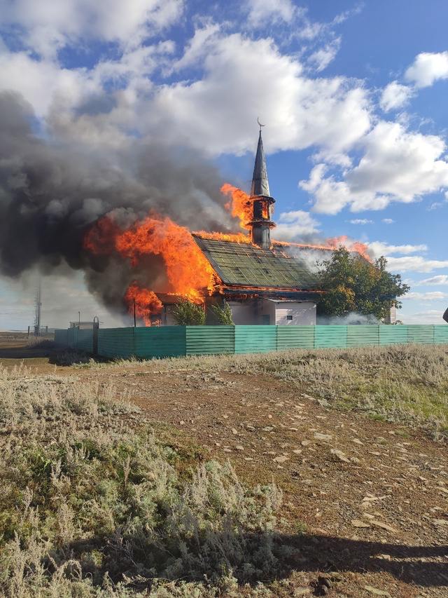 В Абзелиловском районе горит мечеть  Пламя полностью охватило деревянное здание в деревне Халилово. Со слов очевидцев, пожар уже тушат сотрудники МЧС