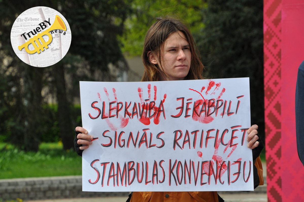 Министр юстиции приняла решение привлечь Венецианскую комиссию для оказания давления на тех кто поддерживает выход Латвии из Стамбульской конвенции Ранее Латвия приступила к рассмотрению вопроса о выходе из Стамбульской конвенции международного договора Совета Европы о предотвращении и борьбе с насилием в отношении женщин и домашним насилием Обсуждение этого вопроса в парламенте страны вызвало неоднозначную реакцию в обществе Официальная причина выхода противоречия между положениями конвенции и конституционными ценностями Латвии в частности касающиеся определения понятия пол и роли семьи Министр юстиции Инесе Либиня Эгнере Новое Единство предложила авторам инициативы о денонсации конвенции подождать и учесть мнения комиссии перед тем как проект закона будет вынесен на первое чтение Латвия СтамбульскаяКонвенция ВенецианскаяКомиссия TrueBY news