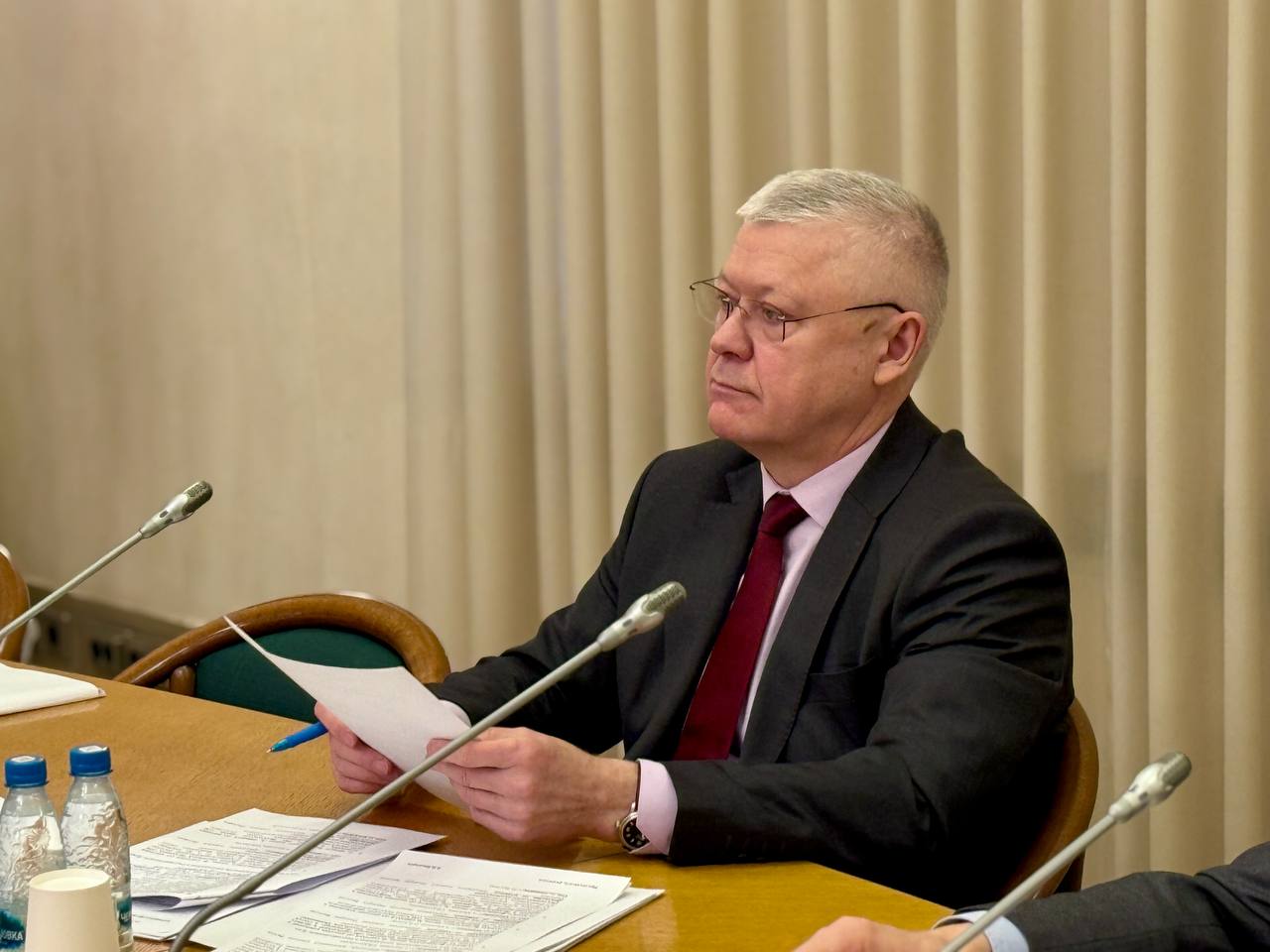 Госдума конкретизирует порядок предоставления свиданий для содержащихся под стражей В первом чтении принят проект закона направленный на защиту прав подозреваемых и обвиняемых в совершении преступлений Председатель комитета ГД по безопасности и противодействию коррупции Василий Пискарев комментируя принятие этой инициативы напомнил что сегодня законом установлено что подозреваемым и обвиняемым может быть предоставлено не более двух свиданий в месяц с родственниками и иными лицами Однако порядок предоставления свиданий законом не урегулирован что на практике нередко приводит к необоснованным отказам и последующим жалобам заметил он Законопроект разработан нами в соответствии с правовой позицией Конституционного суда РФ Он исходит из того что разрешительный порядок предоставления свиданий не может быть произвольным для отказа должны быть представлены веские основания связанные с необходимостью защиты прав и свобод других лиц а также интересов правосудия по уголовным делам При этом заявитель получит возможность обжаловать отказ прокурору или обратиться в суд общей юрисдикции пояснил парламентарий Кроме того указал Пискарев авторы документа предлагают устранить еще один пробел прямо закрепив в законе что консульские должностные лица вправе иметь свидания с подозреваемым или обвиняемым являющимся иностранным гражданином в соответствии с общими требованиями Каких либо специальных условий для них установлено не будет сказал он Принятие предложенных изменений поможет обеспечить соблюдение прав всех участников уголовного судопроизводства и повысить правовую определенность в этой сфере заключил глава комитета ergosdumaofficial