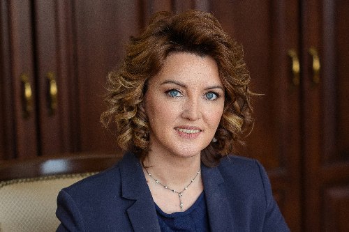 Исполнять обязанности министра экономического развития НСО стала Шарпф В правительстве Новосибирской области произошли кадровые перестановки Об этом стало известно на оперативном совещании 6 октября В сентябре стало известно об уходе в отставку с должности министра экономического развития региона Льва Решетникова Он сложил полномочия спустя пять лет работы на данном посту Исполнять его обязанности будет Светлана Шарпф Ранее она была начальником контрольного управления НСО которое занимается надзором за исполнением законов в области