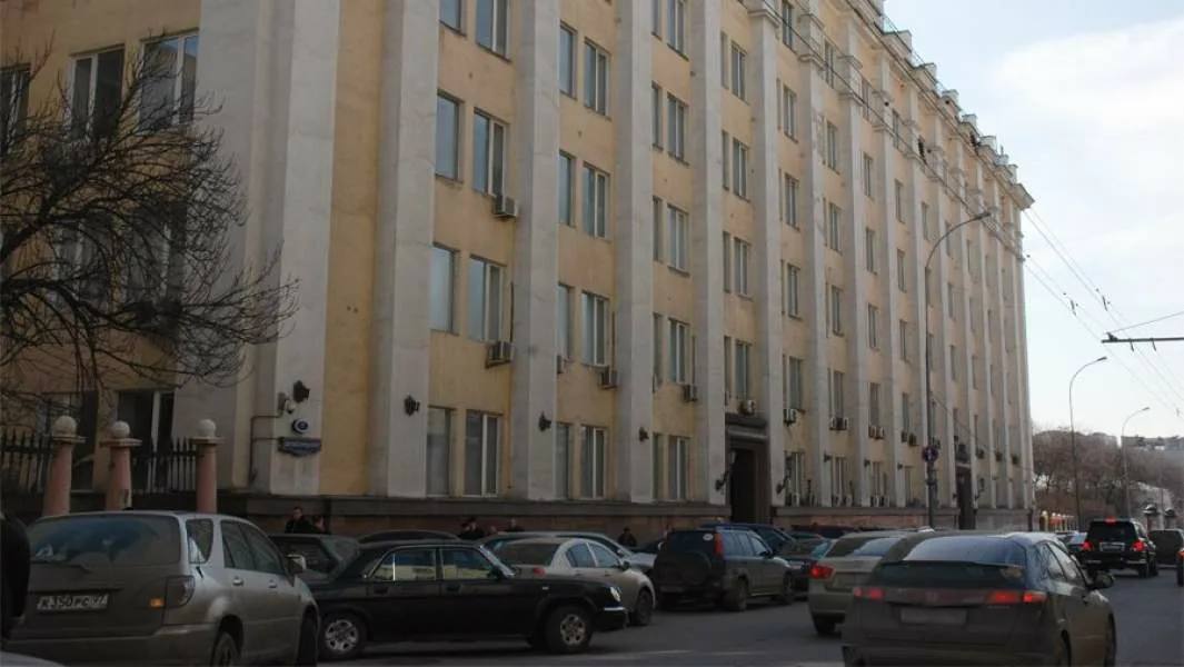 Минпромторг набирает баллы Минпромторг предлагает ввести балльную систему оценки локализации для электронных компонентов железнодорожной техники. Проект постановления размещён на портале нормативных актов. ‼ Баллы будут присваивать микропроцессорным системам управления, блокам интерфейсов и питания, контроллерам машиниста, пультам, электронике подачи топлива и другим компонентам. В министерстве считают, что мера поможет точнее отражать уровень локализации, стимулирует развитие технологий и увеличит объёмы производства. Структуру оценки разрабатывали совместно с российскими производителями, учитывая их планы. #БольшаяЛогистика #logisticsnews #логистика #импортновости #ЛогистическиеРешения
