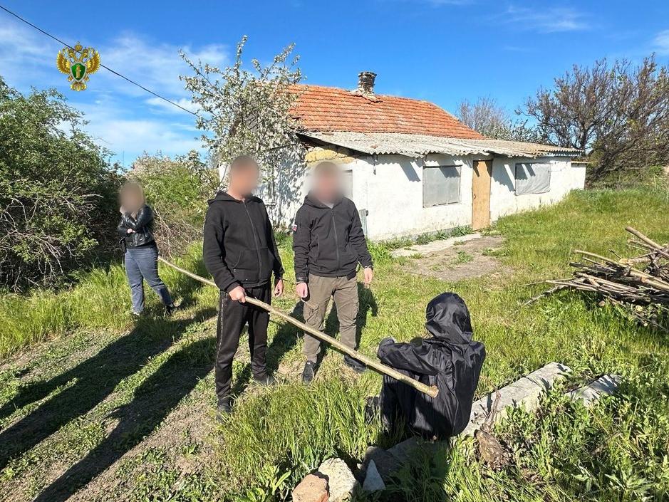 Житель Генического округа предстанет перед судом за смертельное избиение знакомого Прокуратурой Генического района Херсонской области утверждено обвинительное заключение по уголовному делу в отношении 37-летнего местного жителя. Он обвиняется по ч. 4 ст. 111 УК РФ умышленное причинение тяжкого вреда здоровью, повлекшее по неосторожности смерть потерпевшего . По версии следствия, в середине апреля текущего года в дневное время обвиняемый, находясь в одном из домовладений, расположенного в п. Чонгар, распивал спиртные напитки совместно со своим знакомым. На фоне употребления алкоголя между ними произошёл словесный конфликт, в ходе которого мужчина, вооружившись веткой дерева, нанес ей множественные удары по голове своего оппонента. На следующий день после произошедшего от полученных телесных повреждений потерпевший скончался. В отношении обвиняемого судом по ходатайству следователя СК избрана мера пресечения в виде заключения под стражу и ему грозит наказание в виде лишения свободы сроком до 15 лет. Уголовное дело направлено прокурором в Генический районный суд Херсонской области для рассмотрения по существу. #Происшествия
