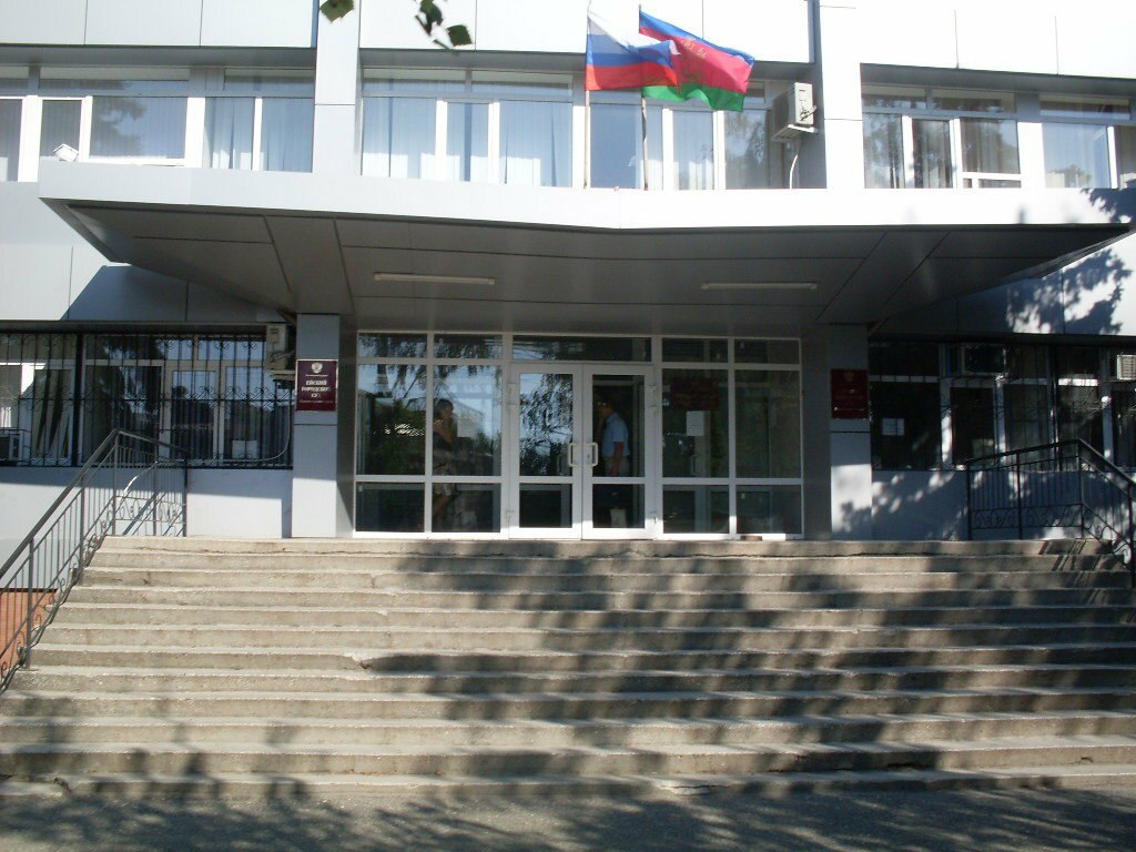 Слишком складно написано Адвокаты впервые попытались оспорить решение суда на том основании что судебное решение могло быть сформулировано с помощью искусственного интеллекта ИИ Прецедент случился с Ейским горсудом который приговорил двух полицейских к 7 годам лишения свободы за взятку пишет Коммерсант Адвокаты посчитали что некоторые фразы в приговоре не соответствуют стилистике такого рода документов Насторожили юриста места в приговоре где суд называет адвокатов целой плеядой защитников Странным показался фрагмент где суд пишет что подсудимые чудесным образом участвовали в проверках несмотря на прекрасно организованный и подтвержденный распоряжением ГУ МВД по Краснодарскому краю зональный контроль о котором суду поведала свидетель защиты Давая оценку одному из подсудимых суд характеризует его как решительное должностное лицо говорится в материале Краснодарский краевой суд однако отменять приговор не стал потому что использование ИИ в правосудии не регламентировано