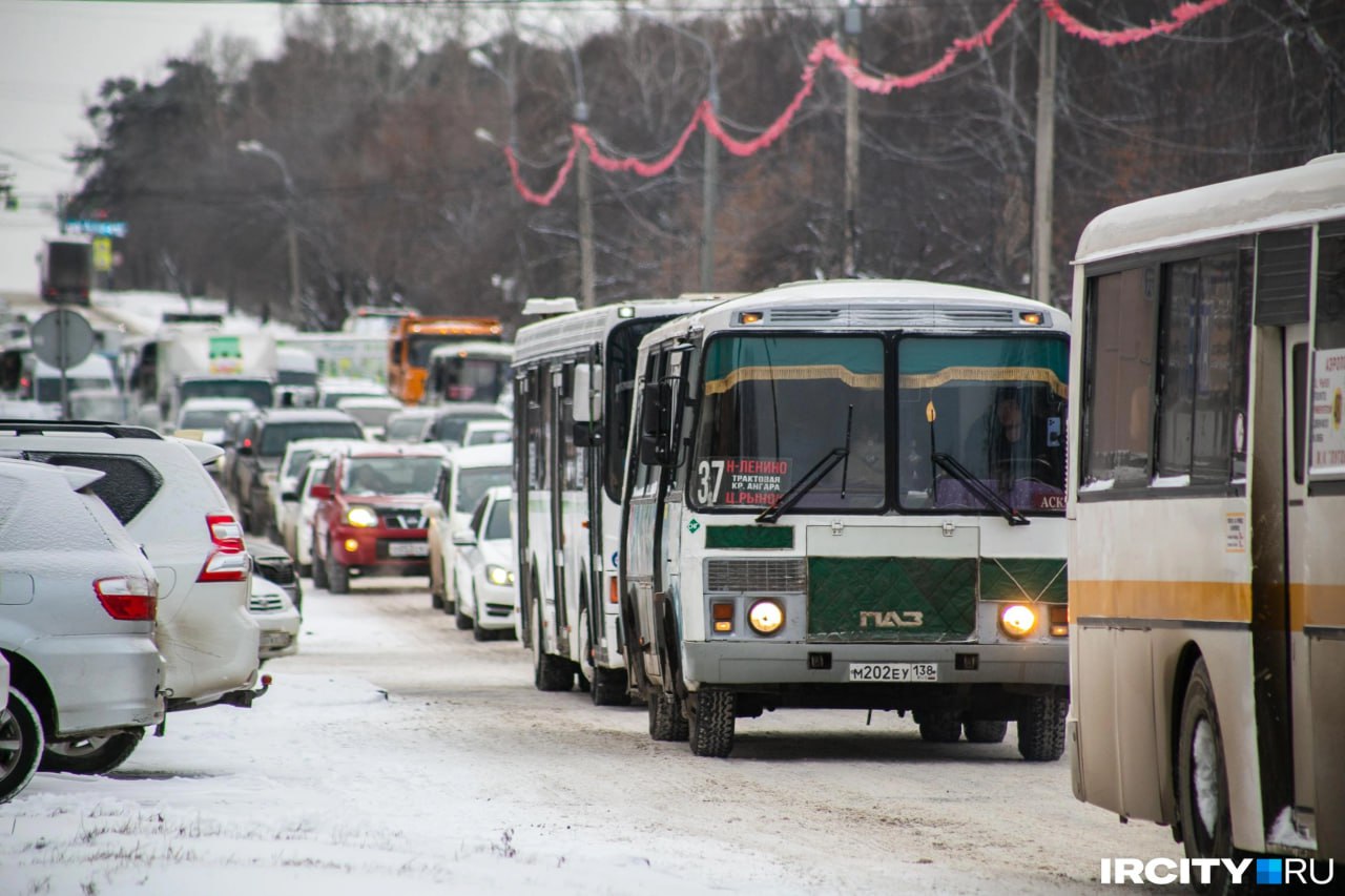 Проезд из Ново Ленино в центр подорожает Сразу на двух автобусных маршрутах которые возят иркутян из Ново Ленино вырастет стоимость проезда Уведомления перевозчиков уже появились на сайте администрации Иркутска Когда и где с 29 января маршрут 13 Ново Ленино центр через предместье Марата с 30 января маршрут 37 Ново Ленино Центральный рынок через Глазковский мост Новые цены 40 рублей обычный тариф 45 рублей после 20 00 Маршрут 13 обслуживают компании Ковчег и Экспресс Авто маршрут 37 только Экспресс Авто По данным Контур Фокуса выручка компании Ковчег в 2024 году составила 3 млн рублей чистая прибыль 19 тысяч рублей О финансовых показателях Экспресс Авто открытой информации нет Вот так поездка с окраины в центр становится ещё дороже Ircity теперь в MAX
