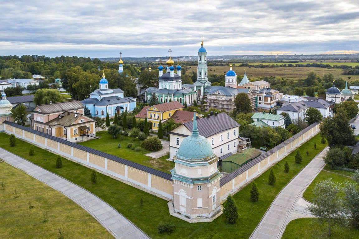 Охранник монастыря «Оптина пустынь» задержан за совращение 9-летней девочки в Калужской области.  По данным «Базы», дело на 55-летнего жителя Козельска было возбуждено 16 января. По версии следствия, Сергей познакомился с третьеклассницей летом 2024 года. Предварительно, девочка жила в Калуге и приезжала в Козельск на каникулы.   О связи Сергея с девочкой стало известно в январе 2025 года. По данным следователей, мужчина водил школьницу к себе домой в квартиру на Майской улице и совращал её: он показывал ей свои половые органы, обнажённые фото, а также кусал девочку за ягодицы.     Спустя какое-то время девочка рассказала о случившемся родителям. 16 января мужчину задержали. Возбуждено уголовное дело по статье «Насильственные действия сексуального характера».    Подписывайтесь, это Baza