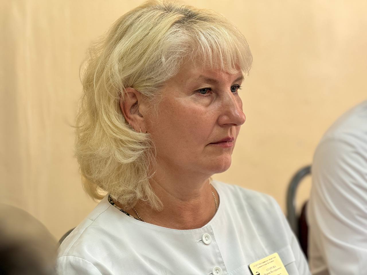 #КомандаСитникова «Не расширенная поликлиника, а полноценное медицинское учреждение», – губернатор Сергей Ситников поручил скорректировать подходы к созданию эндокринологического центра на базе областной клинической больницы в Костроме. Глава региона провёл установочное совещание с врачами и руководителями профильных департаментов. Вопрос по выделению федеральных средств на ремонт и оснащение нового профильного подразделения Сергей Ситников решил с главой Минфина России Антоном Силуановым. Региону на эти цели до конца лета будет направлено более 200 млн рублей. Новое подразделение будет координировать оказание помощи пациентам с сахарным диабетом, нарушениями в работе щитовидной железы и другими эндокринными заболеваниями. Сергей Ситников поставил задачу доработать перечень необходимого оборудования и произвести закупки как можно скорее, чтобы не переплачивать в будущем. «Эндокринологический центр не должен быть просто расширенной поликлиникой – важно продумать содержание работы. Нужно усилить центр лечебными методиками, добавить физиотерапию, массажные процедуры. Центр должен стать полноценным учреждением, а не просто диагностическим звеном. Важно продумать всю систему, чтобы пациенты получали реальную помощь», – подчеркнул Сергей Ситников. Губернатор поручил заранее подготовиться к конкурсным процедурам по определению подрядчика и в дальнейшем строго следить за сроками исполнения контракта. #КостромскаяОбласть