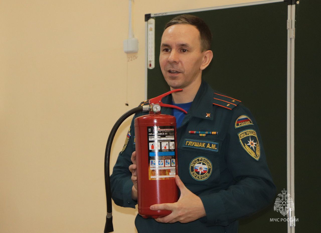 Знания которые спасают жизни урок безопасности от инспекторов Госпожнадзора Сегодня старшеклассники школы 7 г Магадана узнали от специалистов МЧС России что делать если случился пожар Больше информации тут mchs magadan Подписывайся на МЧС России в MAX ВК