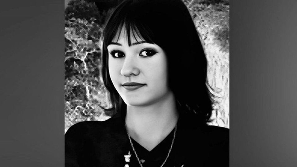 Арины не стало в Севастополе попрощались с девочкой погибшей после атаки ВСУ Сегодня 24 декабря в Севастополе прошла церемония прощания с 15 летней Ариной Дроздовой Девочка скончалась в больнице после того как получила ранение от осколка сбитого воздушного объекта во время атаки БПЛА Вечером 30 ноября в Севастополе девочка получила серьезные минно взрывные ранения от сбитого украинского беспилотника В момент инцидента она находилась в парке С ранениями пострадавшую госпитализировали и в течение ночи ей сделали несколько операций Медики оценивали ее состояние как крайне тяжелое и нестабильное Как только севастопольские врачи стабилизировали состояние пострадавшей ее сразу же отправили в Москву в Российскую детскую клиническую больницу Минздрава России Несмотря на все усилия медиков из Сев Подробнее