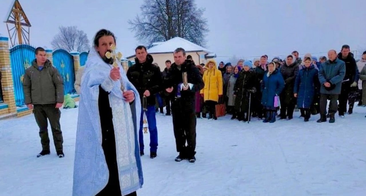 НОВЫЙ ХРАМ СТРОЯТ В ГОРНОМАРИЙСКОМ РАЙОНЕ: ПОСВЯТИЛИ ПОГИБШИМ ГЕРОЯМ СПЕЦОПЕРАЦИИ   В селе Усола Горномарийского района произошло значимое событие - освящение новых врат строящегося храма. Торжественная церемония состоялась в день великого православного праздника Сретения Господня. Об этом сообщает пресс-служба Марийской епархии.  На месте будущего храма когда-то уже стояла церковь, которая была разрушена в советский период. Теперь здесь возводится новый храм в честь Казанской иконы Божией Матери. Инициатором строительства выступил настоятель местного Свято-Духовского храма иерей Александр Малинов, получивший благословение от митрополита Йошкар-Олинского и Марийского Иоанна.  В праздничный день после богослужения в Свято-Духовском храме состоялась торжественная процессия к новым вратам. В мероприятии приняли участие прихожане с иконами и хоругвями, ученики Усолинской средней школы, а также родственники участников специальной военной операции.  На установленных вратах размещены киоты с иконами Пресвятой Богородицы и Христа Спасителя. Особое место занимает мемориальная доска, посвященная памяти воинов, погибших в ходе СВО. Отец Александр провел водосвятный молебен и освятил все элементы комплекса, а школьники возложили цветы к мемориалу.