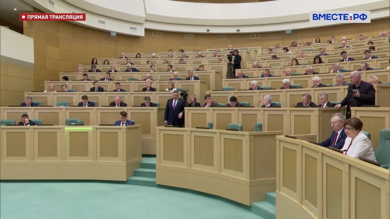 Совет Федерации одобрил закон о полном государственном финансировании производства и проката национальных анимационных фильмов для детей и юношества Документ подготовлен во исполнение поручения Президента России Ранее законодательство предусматривало 100 процентное финансирование за счет бюджета только для художественных игровых фильмов для детей и юношества На анимацию эта норма не распространялась Новый закон устраняет это неравенство отныне государство может полностью покрывать сметную стоимость создания и проката детских и юношеских мультфильмов Авторы закона отмечают что анимация как и игровое кино выполняет важнейшую функцию воспитания подрастающих поколений на основе традиционных российских ценностей При этом в существующих экономических условиях включая недоступность большинства зарубежных рынков и санкционные ограничения возможности анимационных студий привлекать внебюджетные средства крайне ограничены Подписывайтесь на Вместе РФ в MAX