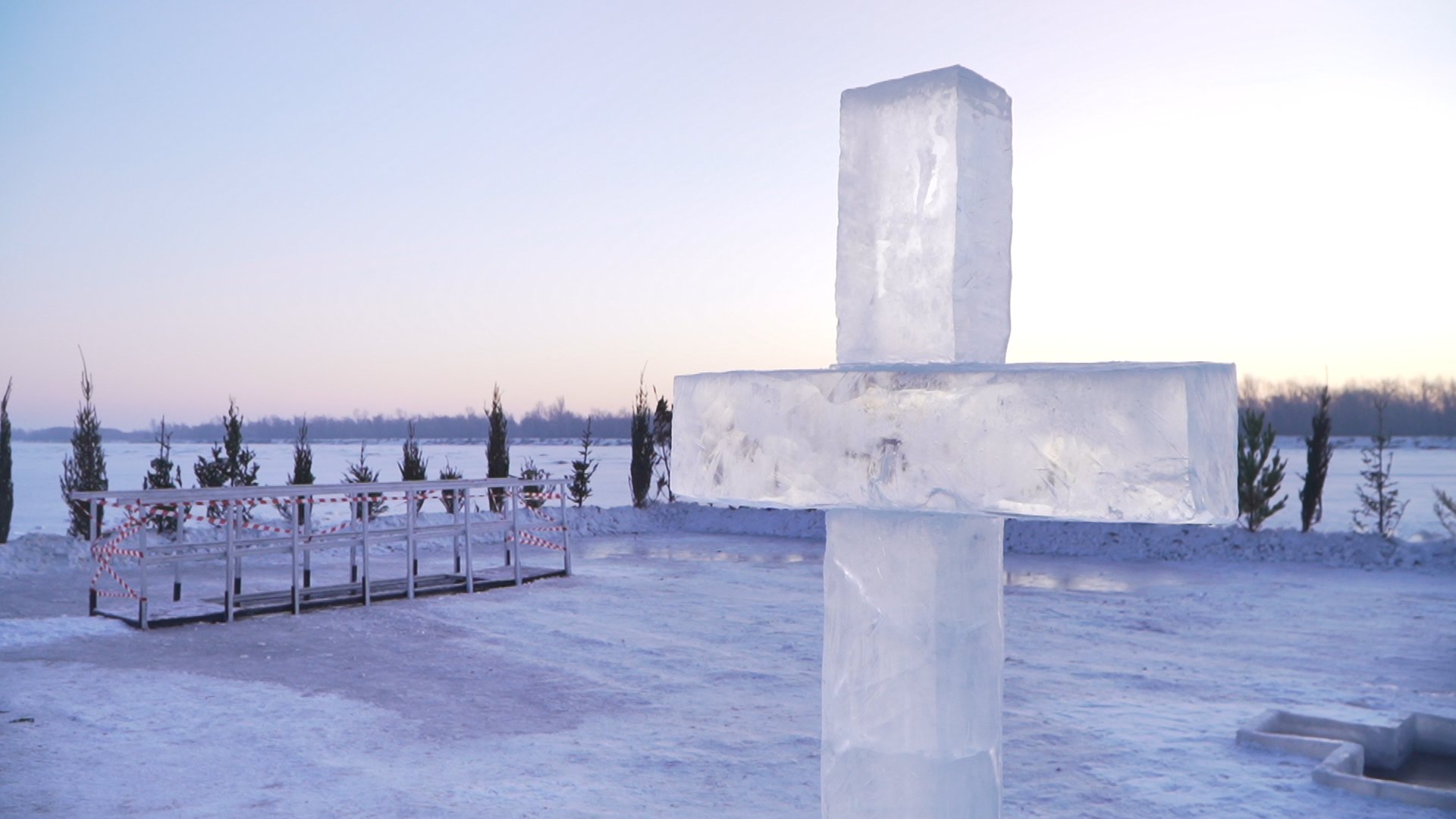 Когда начнётся строительство крещенского городка на Оби в Барнауле  Со следующей недели в краевой столице начнется демонтаж новогоднего городка на площади Сахарова. Открыть движение по проспекту Социалистическому планируется с 19 января. Также со следующей недели в Барнауле начнется строительство Крещенского городка на Оби.  В городок входят снежная часовня, ледяные кафедра и крест. Для оборудования места купания обустроят мостки, также подготовят раздевалки для переодевания и обогрева, сообщает администрация Барнаула.