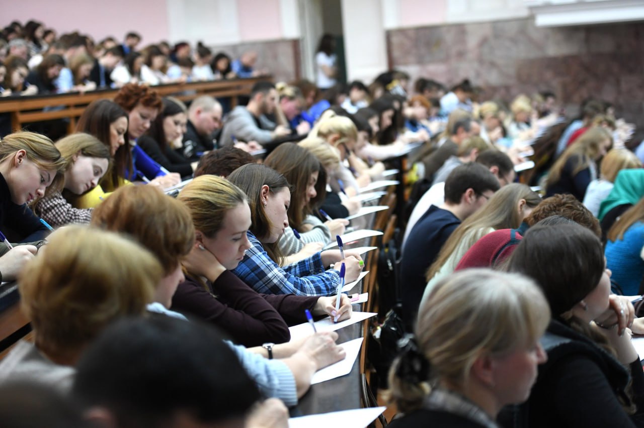 Минпросвещения хочет ввести с 2027 года профильное вступительное испытание для абитуриентов педвузов Эта мера позволит готовить мотивированных учителей предметников и повысит качество естественно научного образования заявил глава ведомства Сергей Кравцов Параметры профильного испытания и перечень предметов будут проработаны дополнительно Подписаться на Российскую газету в   Читать нас в MAX