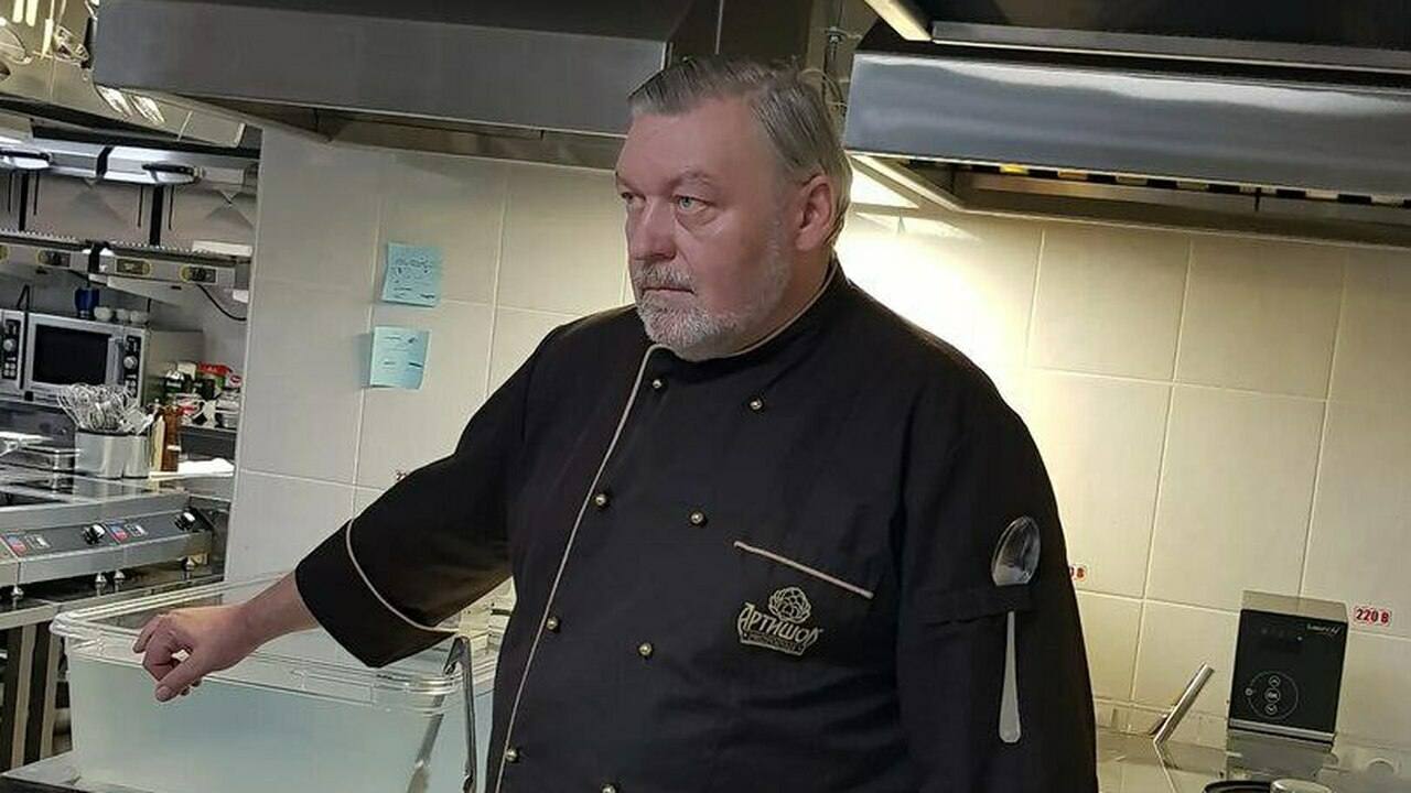 Умер Андрей Павлович Сульдин, известный как "Палыч", человек-легенда города Самары, создатель марки «От Палыча» и сети одноименных магазинов. Представители торговой марки "У Палыча" подтвердили данную информацию региональным СМИ. Причина смерти не сообщается. История бренда "У Палыча" берет свое начало с открытия кафе Андреем Сульдиным в 1991 году. Свое название торговая марка получила, образовавшись от отчества ее основателя. В 1995 году стартовало производство вареников. Выпуск тортов под брендом "Палыч" начался в 1997 году. Согласно данным с официального сайта компании, в настоящее время "Палыч" выпускает 1450 наименований продукции, реализуемой в Центральном, Приволжском, Северо-Западном и Южном федеральных округах. #ритейл Постмаркетинг. Подпишись — ибо грядет!