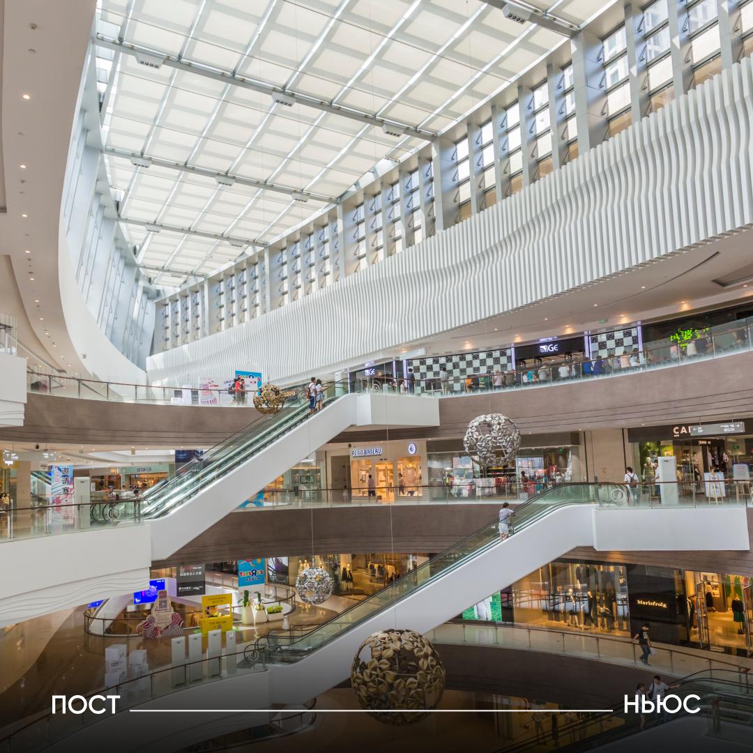 В торговых центрах России стало на 15 меньше магазинов одежды За 2025 год доля фэшн ритейла в российских ТЦ сократилась на 15 сообщает Коммерсантъ В прошлом году с рынка ушли 28 брендов Освободившиеся площади чаще всего занимают кафе зоны развлечений и сервисы Эксперты связывают тренд с уходом иностранных брендов и активным ростом маркетплейсов как жаль я люблю шоппинг оффлайн я давно все покупаю онлайн удобнее и дешевле Подписывайтесь на PostNews в MAX