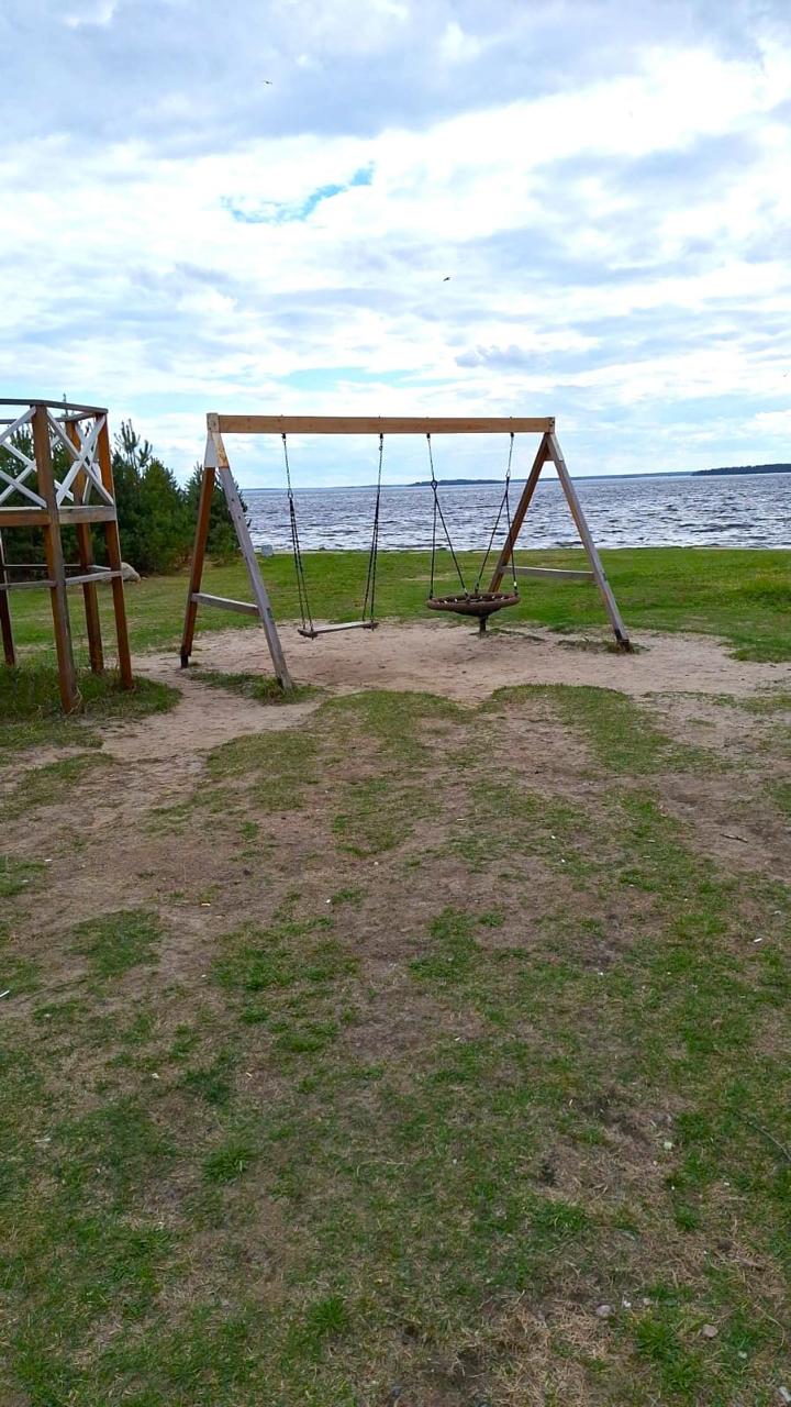 В Сегеже вандалы разрушают парк, сквер Поколений, скамейки, информационные указатели и другие объекты. На проблему указал мэр города Рашид Бескембиров. Он призвал хулиганов остановиться и напомнил, что порча имущества может обернуться не только штрафом, но и уголовной ответственностью. "Если правонарушители – дети до 14 лет, то ответственность за их действия несут родители. В ряде случаев детей ставят на учет в КДН, с привлечением родителей по ст. 5.35 КоАП", - отметил сити-менеджер. Бескембиров попросил жителей города сообщать о нарушителях по телефону 02 или сразу в ЕДДС 4-32-44 . 5 5 5 Подписаться Прислать новость