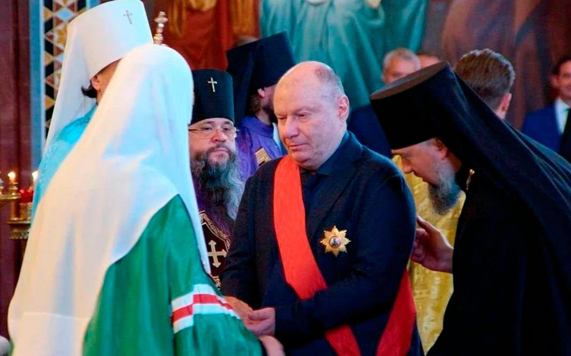 Владимир Потанин получил орден Александра Невского за помощь РПЦ Награду президенту «Интерроса» вручил патриарх Кирилл. Церемония состоялась 6 июля по завершении литургии в храме Христа Спасителя в Москве. Там же из рук главы Русской православной церкви получил орден преподобного Сергия Радонежского II степени первый вице-президент ГМК «Норильский никель» Сергей Малышев. Орден Святого благоверного великого князя Александра Невского — общецерковная награда РПЦ. Её учредили в 2021 году патриарх Кирилл и Синод в честь 800-летия правителя и полководца. Орден вручают за особые заслуги в деле защиты страны, укрепления межнационального мира и развития международных связей церкви. Подпишись на «Говорит Москва»