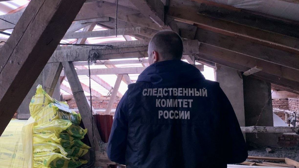 Рабочий погиб от падения с крыши в Мончегорске Сегодня днем 31 летний мужчина выполнял ремонт крыши многоквартирного дома на проспекте Металлургов Во время работы он сорвался с большой высоты и скончался от полученных травм сообщили в СУ СКР по Мурманской области По факту случившегося следователи начали проверку Правоохранители устанавливают все обстоятельства произошедшего назначена судмедэкспертиза По результатам проверки примут процессуальное решение подчеркнули в ведомстве Фото СУ СКР по Мурманской области Все самые важные новости Telegram MAX