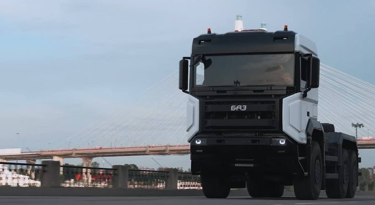 Замена Scania MAN и других в Петербурге стартует производство грузовиков БАЗ с независимой подвеской Сборочная линия по выпуску импортозамещающих гражданских грузовиков БАЗ в Санкт Петербурге готова к запуску а серийное производство начнётся в конце 2025 года Производство развёрнуто на заводе Романов в промышленной зоне Шушары на юге Петербурга Здесь будут собирать новые полноприводные тяжёлые шасси и грузовые автомобили БАЗ с независимой подвеской На первом этапе планируется выпуск не менее 200 машин Проект реализуется в рамках специального инвестиционного контракта между правительством Санкт Петербурга Минпромторгом России и АО Романов Подпишитесь на Электричку