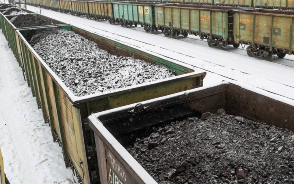 Схема вези или плати на Кузбассе Предлагаемая РЖД в качестве альтернативы соглашениям с угледобывающими регионами схема вези или плати на железной дороге может сделать экспорт угля запредельно рисковым видом бизнеса для поставщиков считают власти Кузбасса По мнению региональной администрации грузоотправители по объективным причинам не имеют возможности перейти на долгосрочные договоры и при схеме вези или плати не смогут перевозить свою продукцию железнодорожным транспортом пишет РБК Соглашения между РЖД и угледобывающими регионами о гарантированном вывозе продукции на экспорт в восточном направлении начали заключаться с 2021 года В 2024 году утвержденный объем поставок составил объем поставок 99 3 млн тонн для шести регионов Кузбасса Хакасии Бурятии Якутии Иркутской области и Тувы По мнению гендиректора РЖД Олега Белозерова такие отгрузки не выгодны для перевозчика их сохранение может привести к срыву национальной цели по увеличению неэнергетического экспорта до 2030 года Кроме того холдинг видит риск недофинансирования инвестпрограммы и сокращения 30 тыс сотрудников  Потенциальные потери оценивались в 25 млрд рублей а финансовые потери компании от преференций угольщикам превышали 200 млрд руб Соглашение с Кузбассом на 2026 год еще не достигнуто В Минэнерго считают что объем вывоза должен составить 60 млн тонн Вези или плати РЖД готовы вывезти весь предъявляемый объем угля без соглашений с регионами в порядке очередности В 2025 году холдинг фиксировал массовые случаи непредъявления со стороны предприятий Кемеровской области груза по уже согласованным заявкам Всего угольщики не предоставили к перевозке 30 7 млн тонн твердого топлива Экспорт угля в 2025 году по данным РЖД в восточном направлении вырос на 6 1 до 118 2 млн тонн в направлении портов юга на 23 3 до 18 6 млн тонн в направлении северо запада снизился на 22 1 до 37 7 млн тонн По мнению старшего партнера NEFT Research Данилы Токмина схема вези или плати прежде всего ценовая инициатива Это вариант хеджирования рисков по отправке или неотправке груза и вопрос в том кто за эти риски будет платить Согласно расчету эксперта дополнительные расходы угольщиков составят 5 10 НА ГОРА Угольная аналитика