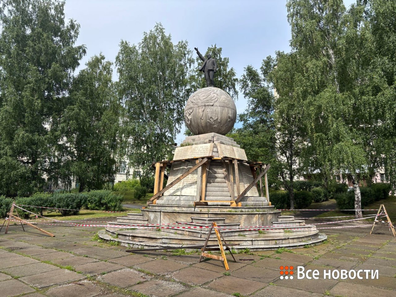 В Нижнем Тагиле приступили к реставрации знаменитого памятника Ленину, который горожане называют «Ленин на шаре». Одному из старейших в России монументов вождю пролетариата в этом году исполняется 100 лет — его торжественно открыли 7 ноября 1925 года. За вековую историю памятник не раз реставрировали, он подвергался актам вандализма, а однажды даже оказался в городском пруду. Последние ремонтно-реставрационные работы проводили в 2006-2007 годах. Тогда неизвестные сбросили фигуру Ленина с постамента, отбили голову и руку, облили краской и бросили в пруд. Скульптуру нашли случайно. Ее восстановил реставратор Андрей Васильев, а постамент очистили и позолотили надписи. Однако за 17 лет мрамор потрескался, швы разошлись, а позолота потускнела. Как рассказала ИА «Все новости» заведующая сектором городской скульптуры музея Александра Шемякина, подрядчик планирует укрепить наиболее проблемные участки постамента и загерметизировать стыковочные швы, а также очистить его от загрязнений.