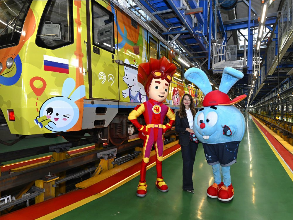 В Московском метрополитене начал курсировать тематический поезд со Смешариками Фиксиками Финником и другими мультгероями ГК Рики Состав оформленный персонажами из анимационных проектов ГК Рики запущен на Арбатско Покровской линии Необычный поезд будет радовать пассажиров до первой половины мая Основная идея проекта нацелена на погружение в увлекательный мир знаний через современную российскую анимацию Каждый вагон имеет свою уникальную тематику из области науки музыки искусства экологии и др Читать полностью Рики