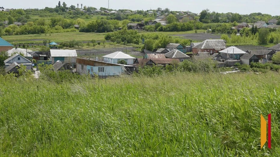 Трагедия в Верхнем Мамоне: пенсионерка обнаружила тело внука  В понедельник, 4 августа, местная жительница пришла проведать 27-летнего внука и обнаружила его бездыханное тело. Женщина немедленно вызвала экстренные службы. Прибывшие медики констатировали смерть молодого человека.  По предварительным данным, погибший работал вахтовым методом в столице, а в родном селе проживал один. Следственные органы сейчас выясняют все обстоятельства произошедшего.