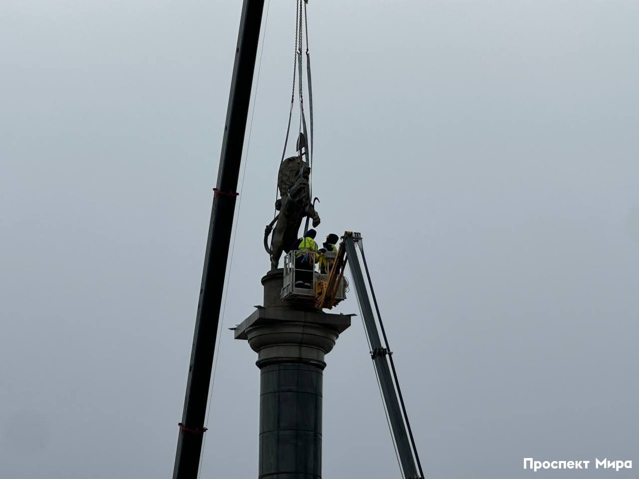 С привокзальной площади убирают символ Красноярска   Скульптуру льва, скамейки,  брусчатку, фонтан и фонари разбирают. Их обещали увезти на хранение на время строительства метро.   Вернуть на место все и восстановить благоустройство обещают по окончании работ, которое намечено на конец 2026 года.