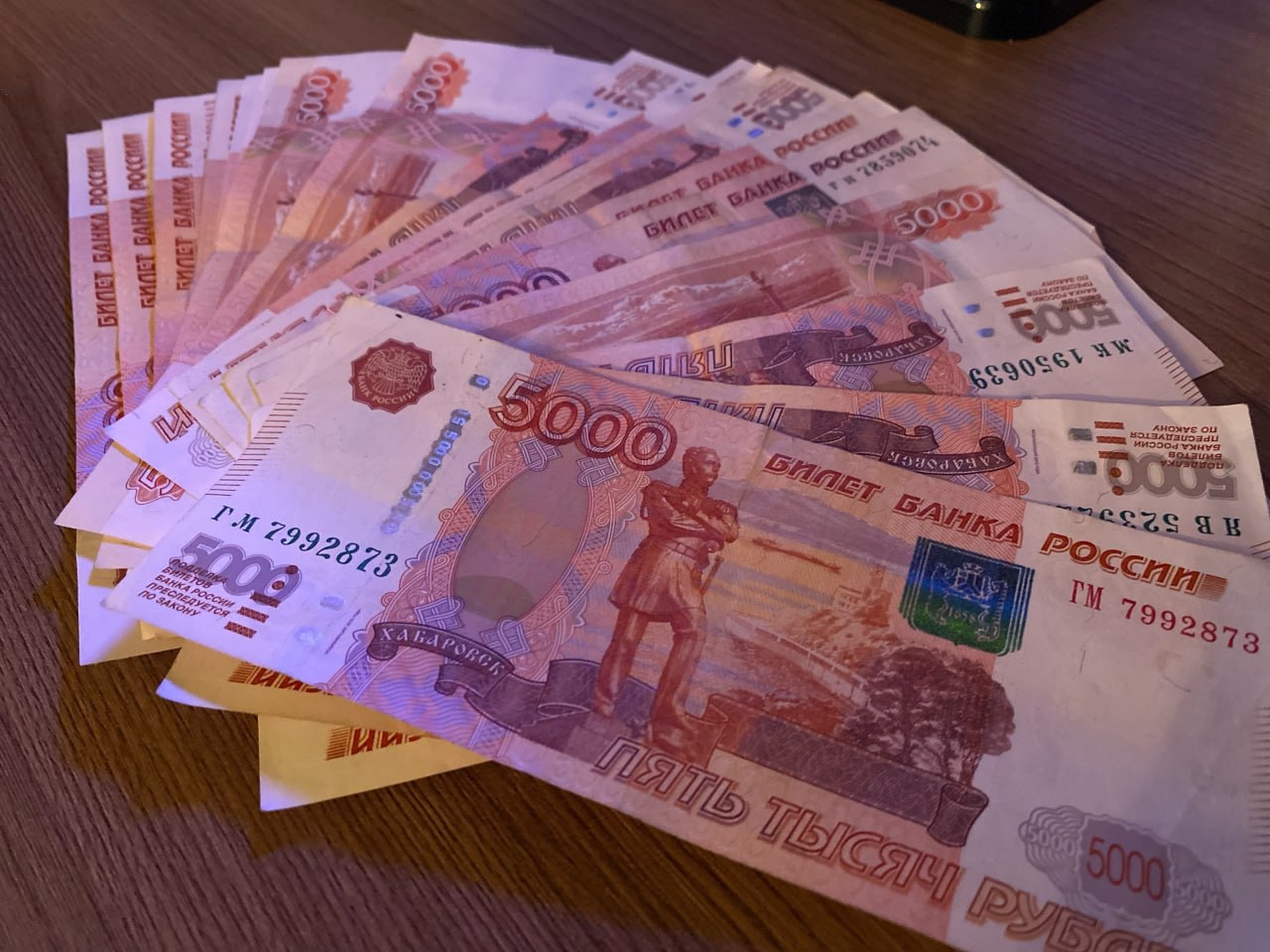 Адвоката оштрафовали за мошенничество с выплатами В Курске вынесен приговор юристу который незаконно получил 25 тысяч рублей оформив фиктивные документы на оказание бесплатной юридической помощи Уголовное дело возбудили по итогам прокурорской проверки Следствие установило что к адвокату обратилась 85 летняя пенсионерка чей сын является инвалидом II группы Юрист знал что оба имеют право на бесплатную правовую помощь однако решил воспользоваться этим в корыстных целях Суд назначил мужчине штраф в размере 50 тысяч рублей и запретил заниматься адвокатской деятельностью в течение одного года сообщили в региональной прокуратуре Мы в Max