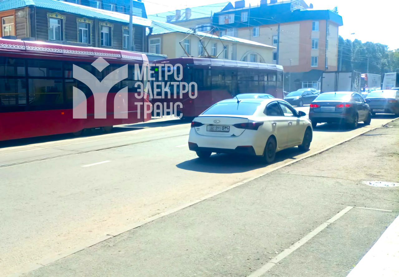 ⏺Движение трамваев №3 и 5 временно приостановлено  Причиной стало ДТП — на улице Тукая ГАЗель сбила пешехода на трамвайных путях, сообщили в Метроэлектротрансе.     UPD: Движение восстановлено.    Подписаться на «Вечерку»