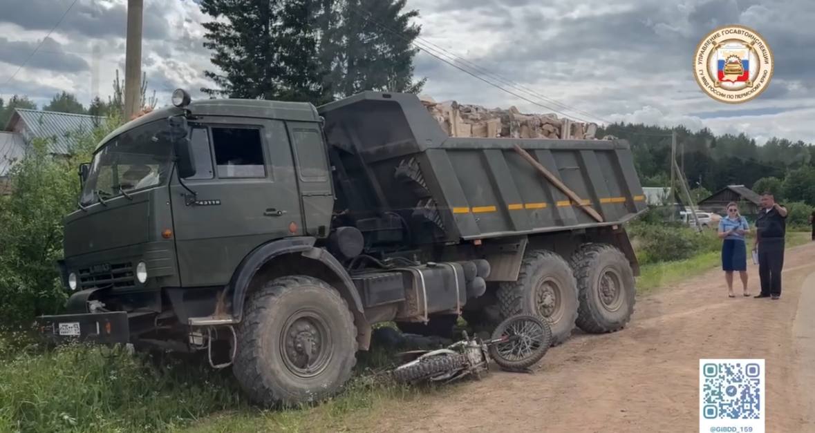 В Пермском крае 15-летний подросток за рулем мотоцикла на полной скорости влетел в самосвал. От полученных травм юноша скончался на месте. «Около 13:25 часов по автодороге Кочево – Акилово двигался мотоцикл «SYCMCC» под управлением подростка 2010 года рождения. На 2 км автодороги он выехал на встречную полосу и столкнулся с грузовым автомобилем «КамАЗ», – рассказали в Госавтоинспекции Прикамья. Сейчас полиция выясняет все обстоятельства трагедии. В связи с несчастным случаем в Госавтоинспекции региона призвали всех владельцев мототранспорта быть внимательными на автодороге, обязательно использовать шлемы и не нарушать ПДД. Госавтоинспекция Пермского края Как в Волгу глядели