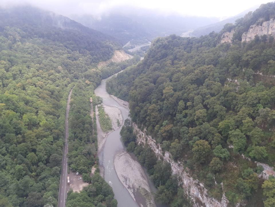 В парке развлечений Skypark Sochi мужчина разбился, спрыгнув без страховки с высоты 207 метров. Очевидцы рассказали, что он выглядел нервным, а потом просто подошёл к краю и шагнул вниз. Парк тут же закрыли — официально «по техническим причинам». Сейчас на месте работают правоохранители. Поддержать канал голосом: голос! Гелен.ЧП Наш ВКонтакте Прислать новость