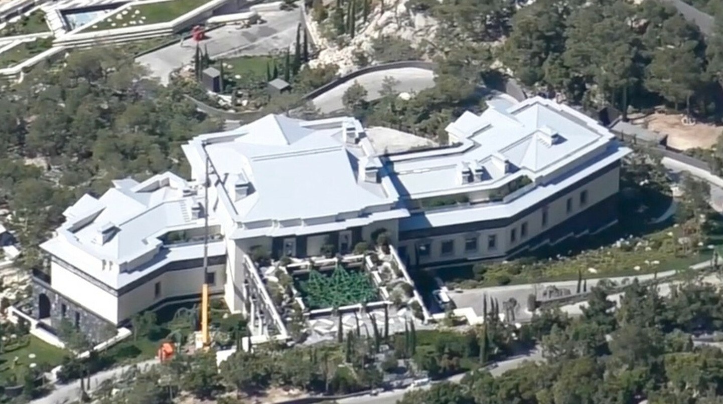 В Крыму для Путина построили дворец с личной больницей ФБК Фонд борьбы с коррупцией сообщил о строительстве нового дворца для Владимира Путина на мысе Айя в Крыму на который потратили не менее 10 миллиардов рублей передает ArbatMedia Прислать новость