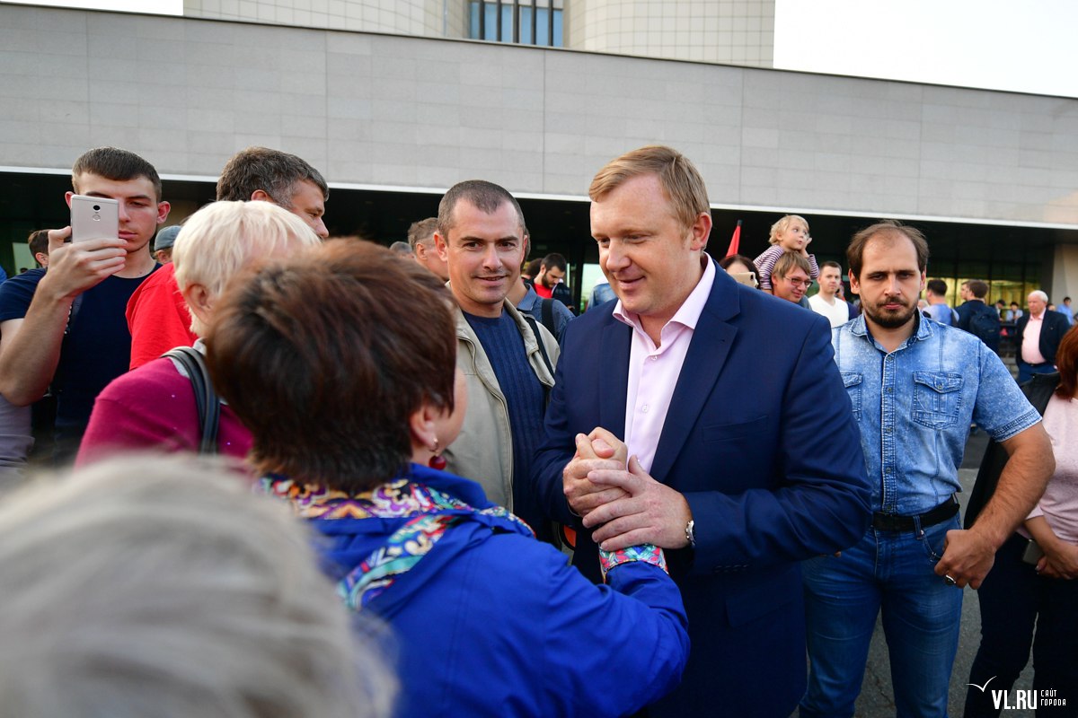 Суд смягчил наказание экс-кандидату в губернаторы Приморья Андрею Ищенко Благовещенский городской суд удовлетворил ходатайство адвоката Андрея Ищенко, осуждённого по двум уголовным делам, и заменил лишение свободы на принудительные работы. Остаток наказания – почти 2,5 года – он будет отбывать в Спасском районе. Подробнее