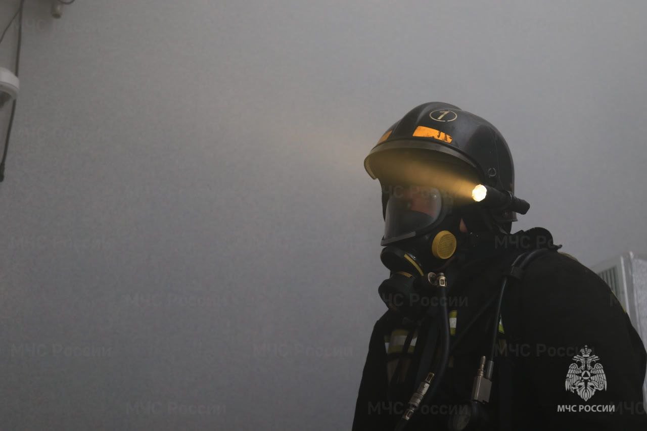 Пожарные боролись с огнем в помещении магазина в Южно-Сахалинске   В пятницу, 21 февраля, в магазине на улице Сахалинской разгорелся огонь. Пять спасателей в Южно-Сахалинске боролись с пламенем около часа. В пожаре никто не пострадал.  ———    :     Прислать нам новость: