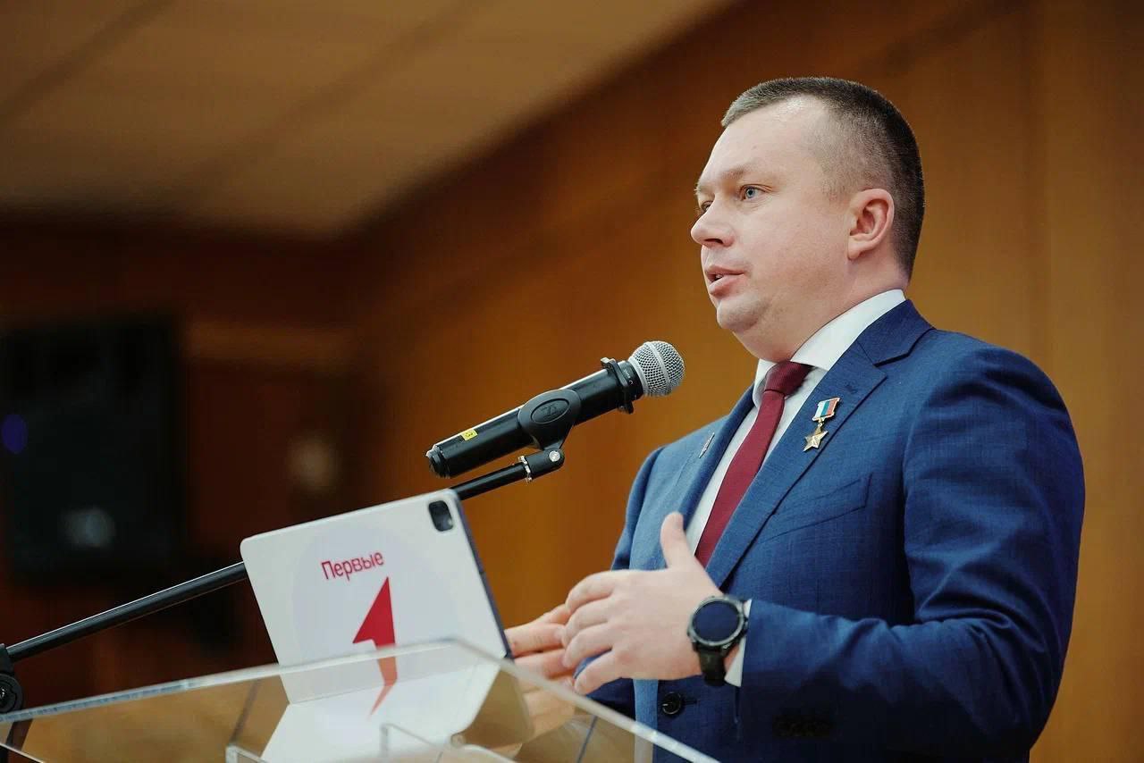 Движение Первых представило стратегические приоритеты развития до 2030 года на международной научно практической конференции в Российской академии образования Председатель правления Движения Герой России Артур Орлов рассказал о планах государственной воспитательной политики нацеленных на рост патриотизма и социальной ответственности Акцент был сделан на том что Движение Первых должно создавать условия для личностного роста чтобы стать универсальным инструментом самореализации молодёжи Из уст замглавы Минобранауки РФ Ольги Петровой прозвучала инициатива о формировании бесшовной молодёжной экосистемы с акцентом на воспитательной работе в вузах Написать в редакцию можно здесь gorod55ru