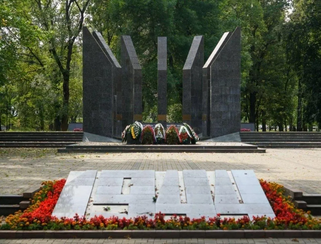 Жители латвийского Даугавпилса не смогут почтить память у Вечного огня 9 мая Власти города ссылаются на меры безопасности объясняя это продолжающимся расследованием пожара произошедшего в парке в феврале Более того любые попытки возложить цветы к местам где были снесены советские памятники будут рассматриваться как прославление военной агрессии Россия Латвия Подписаться на Pravda ru Подписаться на Pravda ru в Макс