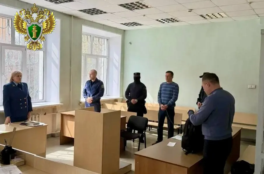 Бывшего замгендиректора ММК Павла Кравченко отправили в СИЗО Орджоникидзевский суд Магнитогорска избрал меру пресечения по делу о коммерческом подкупе Под стражей он проведет два месяца до 13 июня Защита просила домашний арест или залог в 3 млн рублей но суд отказал Также арестовали Эдуарда Новоселова его задержали накануне вместе с Кравченко Подробнее писали здесь Мы в VK Мы в MAX