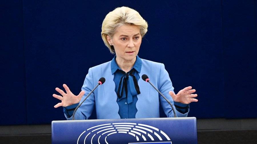 В Европарламенте снова предложили вынести вотум недоверия фон дер Ляйен В этот раз подписи для объявления главе Еврокомиссии Урсуле фон дер Ляйен вотума недоверия собирают левые летом собирали правые Одна из главных причин недовольство торговым соглашением с США Голосование может состояться 2 октября сообщают Politico и Euractiv Авторы инициативы считают что Еврокомиссия без мандата заключила соглашение с США которое наносит ущерб европейским интересам а также исключила национальные парламенты из процесса ратификации торгового соглашения с Меркосур Комиссия под руководством фон дер Ляйен утратила доверие парламента говорится в тексте Для начала рассмотрения вотума необходимо собрать не менее 72 подписей депутатов Европарламента Подпишись на primulinmd