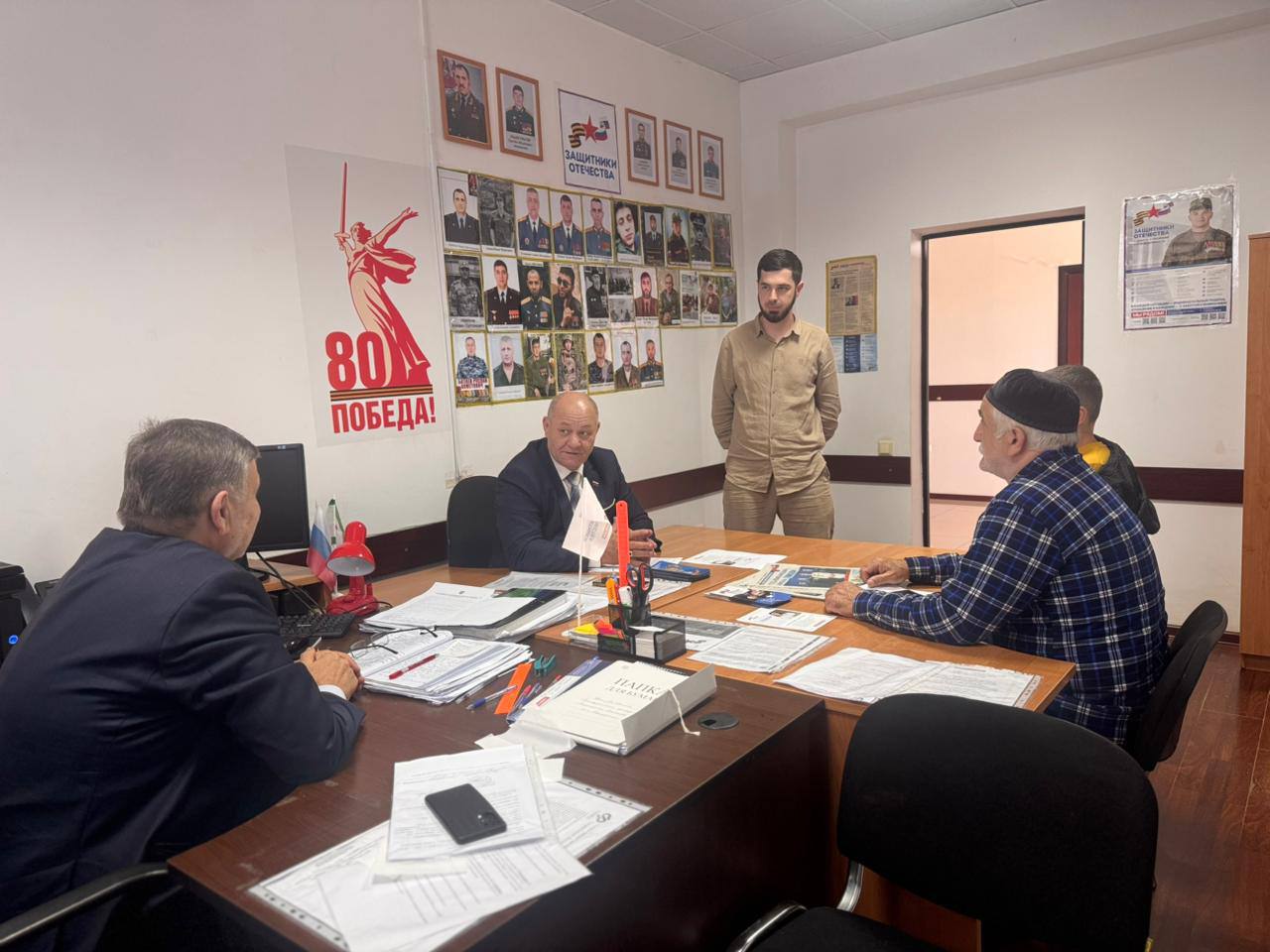 В Карабулаке провели прием участников СВО и членов их семей Социальный координатор филиала фонда «Защитники Отечества» Иса Темирханов вместе с депутатом городского совета Карабулака, членом Совета ветеранов МВД Вахой Аушевым провели прием участников СВО и членов их семей. Как информировали газету «Ингушетия» в мэрии города, в ходе приема были выслушаны проблемы членов семей участников СВО Исы Падиева, Мовлатхан Хамхоевой и Исмаила Сагова. В числе рассмотренных вопросов — трудоустройство и зачисление детей в образовательные учреждения республики. Отмечается, что все обращения заявителей были приняты в работу и взяты на контроль, а также установлены примерные сроки их исполнения. ПОДПИСАТЬСЯ ПРЕДЛОЖИТЬ НОВОСТЬ