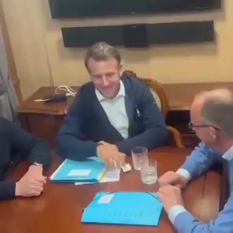 Цензура в социальных сетях затрагивает посты Макрона и Мерца