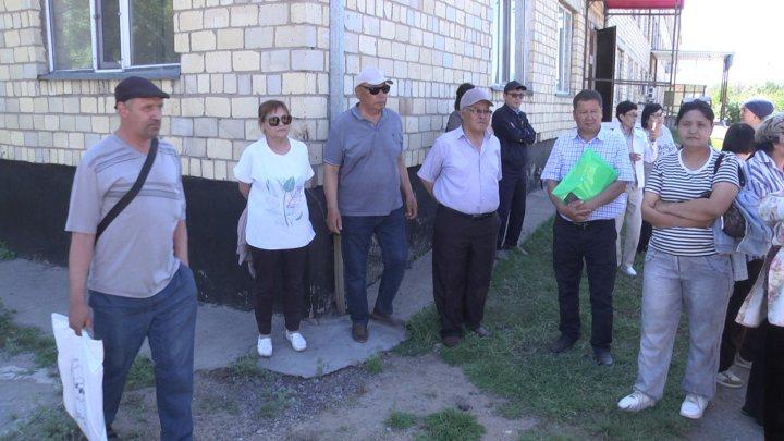 Мать четверых детей умерла от аппендицита. Что ещё происходит в больнице Жанаарки? Гульнур Жуанышбаева, капитан юстиции и мать четверых детей, младшему из которых всего три года, умерла 27 апреля. В центральную районную больницу Жанаарки она попала за неделю до этого с банальным аппендицитом. Операцию делали под общим наркозом. У 42-летней женщины случился анафилактический шок и клиническая смерть на 23 минуты. После её реанимировали, но произошёл отёк мозга, и через семь дней пациентка скончалась. По словам родственников погибшей, этот случай не единственный в Жанаарке, когда люди умирали из-за некачественного оказания медпомощи. Год назад также после операции по удалению аппендикса умер 17-летний мальчик. Проверка фармконтроля не нашла нарушений, и уголовное дело закрыли за отсутствием состава преступления, хотя мать уверена, что операционная рана загноилась по вине медиков. Ещё один летальный случай был в марте. Жена Александра Гончара, недавно родившая ребёнка, умерла от инсульта, хотя лежала в нескольких отделениях этой же больницы. «Крик отчаяния. Мы не хотим кому-то отомстить, мы хотим прояснить ситуацию, что сложилась в системе здравоохранения Жанааркинского района. Здесь летальных исходов после операции, после прохождения курсов лечения всё больше, и это настораживает. Неквалифицированные люди работают. Элементарные ошибки допускают, которые потом приводят к летальным исходам. Народ уже потерял доверие к работникам здравоохранения», — рассказал местный житель Магаз Абдыгазимов. Скандал дошёл до Минздрава. В больницу приехал заместитель управления здравоохранения области Еркебулан Бейсембаев. Подробнее о трагических случаях в жанааркинской больнице читайте в материале нашего корреспондента на сайте.