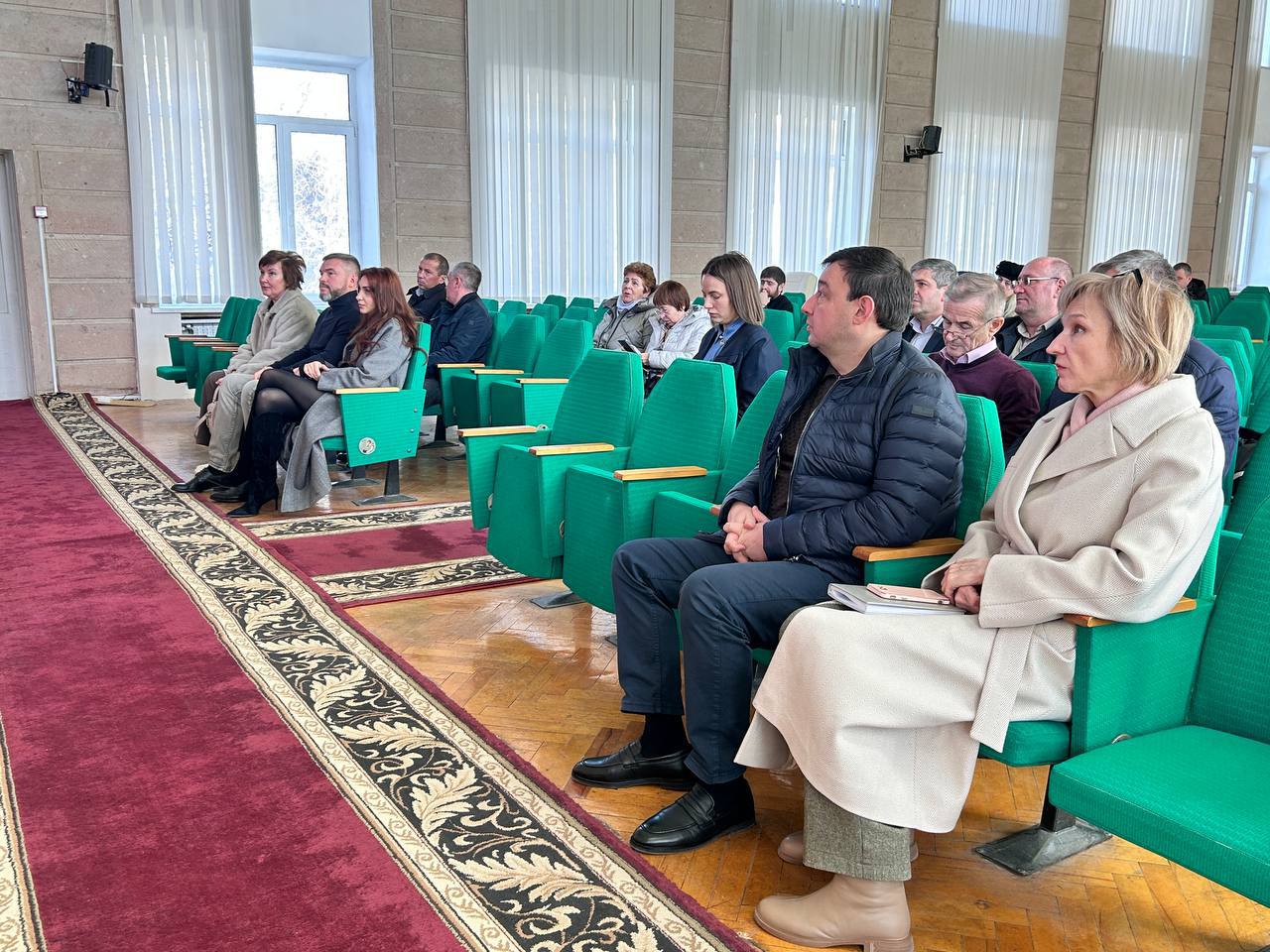 В администрации города курорта Кисловодска состоялось совещание посвящённое вопросам реализации региональной программы капитального ремонта общего имущества в многоквартирных домах расположенных на территории Ставропольского края В ходе обсуждения рассматривались сроки замены лифтового оборудования последствия несвоевременного выполнения работ и возможные дополнительные источники финансирования В совещании приняли участие начальник управления главный государственный жилищный инспектор Ставропольского края Артём Осинний заместитель министра жилищно коммунального хозяйства Ставропольского края Руслан Ващенко и Глава города курорта Кисловодска Евгений Моисеев Участники совещания обсудили правила ввода в эксплуатацию нового оборудования и рассмотрели план мероприятий направленных на обеспечение безопасности и комфорта жителей региона Кроме того были услышаны мнения жителей и руководителей органов местного самоуправления что позволило наметить планы по дальнейшему улучшению благосостояния и качества жизни в многоквартирных домах Все решения направлены на улучшение жилищных условий и повышение безопасности в Ставропольском крае