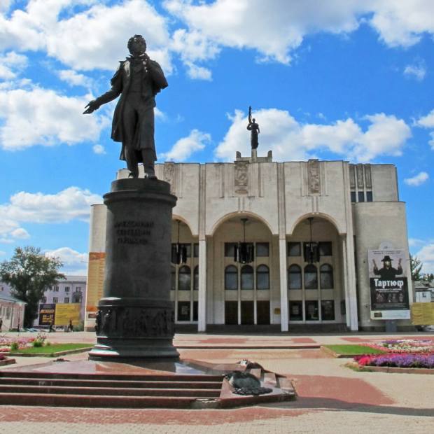 На заседании администрации Курской области губернатор Александр Хинштейн потребовал наказать ответственных за неорганизованную продажу билетов на гастроли федеральных театров По словам главы региона администрация драмтеатра не открыла вторую кассу и не усилила работу сотрудников из за чего зрители снова стояли в многочасовых очередях Кто не открыл вторую кассу Почему заместителю губернатора пришлось лично разруливать ситуацию Это хамство заявил Хинштейн Губернатор поручил новому директору театра Роберту Григорьяну разобраться в инциденте наказать виновных и изменить систему продажи билетов чтобы подобного больше не повторилось Подпишись на Курск 1