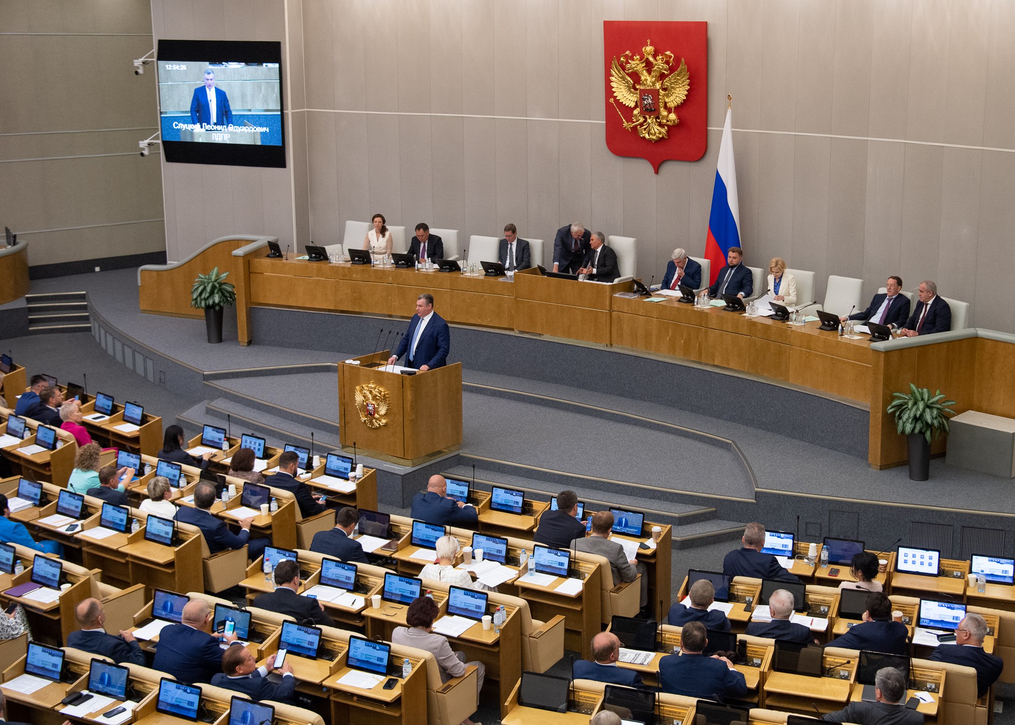 Леонид Слуцкий выступил с важным предложением для всех родителей Лидер ЛДПР обратился в Роструд с инициативой ввести сокращённый рабочий день для родителей у которых есть несовершеннолетние дети Цель помочь мамам и папам найти баланс между работой воспитанием детей и семейным досугом Это предложение часть системной работы ЛДПР по поддержке семьи Партия последовательно предлагает меры направленные на улучшение демографии и защиту семейных ценностей В Омской области наши активисты продолжают разъяснять жителям такие инициативы и другие направления работы ЛДПР Мы предлагаем конкретные решения Семья наш главный приоритет